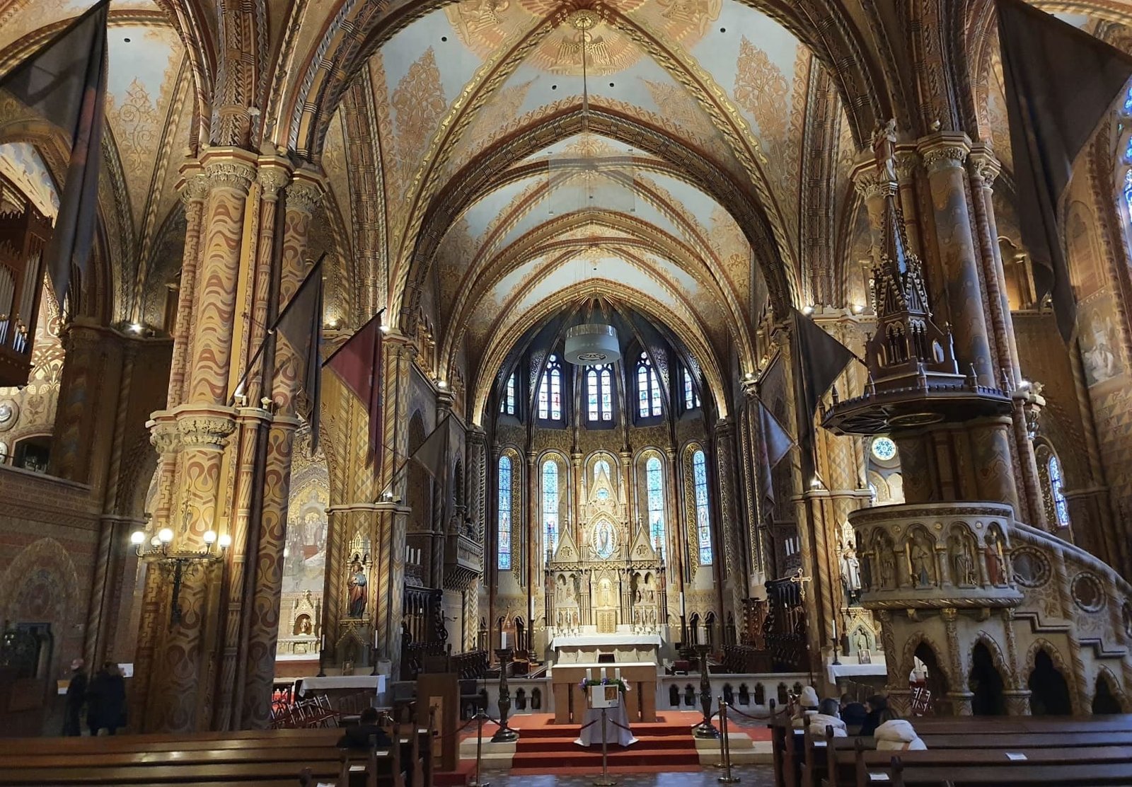 interior de la iglesia de Matías